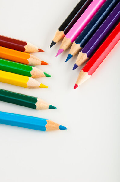 Деревянные карандаши на белом фоне
