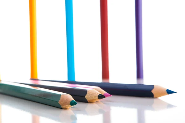 Изолированные разноцветные карандаши из дерева — стоковое фото