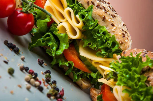 Натуральные продукты питания, насыщенные бутерброды — стоковое фото