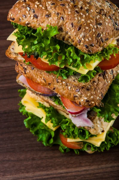 Натуральная тема сэндвича с органическими ингредиентами — стоковое фото