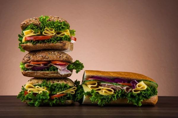 Tema natural de sanduíche com ingredientes orgânicos — Fotografia de Stock