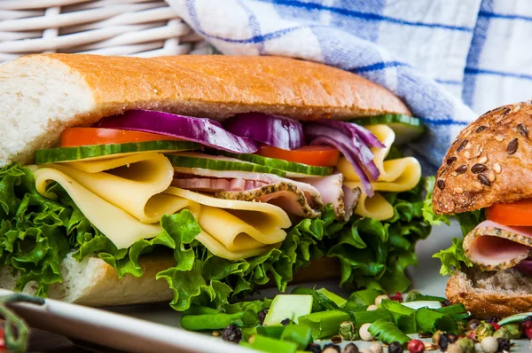 Вкусный натуральный обед с бутербродом — стоковое фото