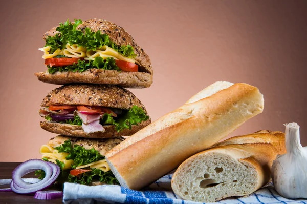 Almoço natural saboroso com sanduíche — Fotografia de Stock