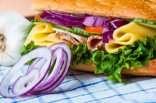 Sabroso almuerzo con sándwich natural —  Fotos de Stock