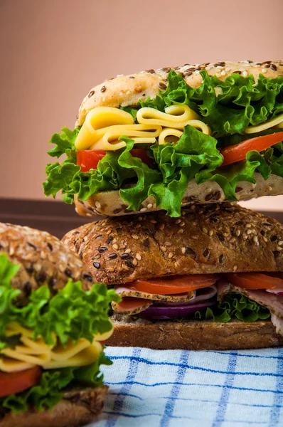 Sabroso almuerzo con sándwich natural —  Fotos de Stock