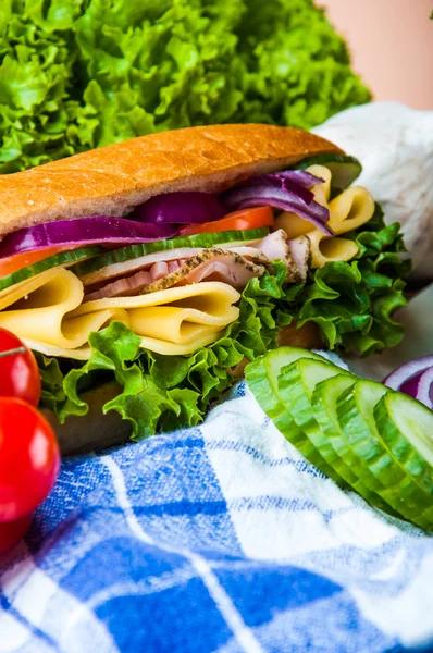 Sabroso almuerzo con sándwich natural —  Fotos de Stock