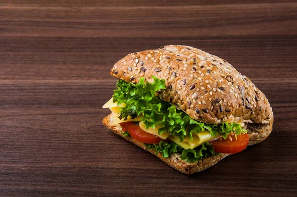 Насыщенная тема легкого обеда с бутербродом — стоковое фото