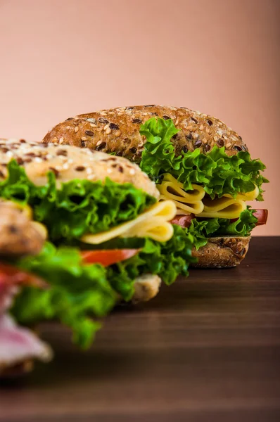 Tema saturado de almuerzo ligero con sándwich —  Fotos de Stock