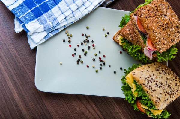 Tema saturado de almuerzo ligero con sándwich —  Fotos de Stock