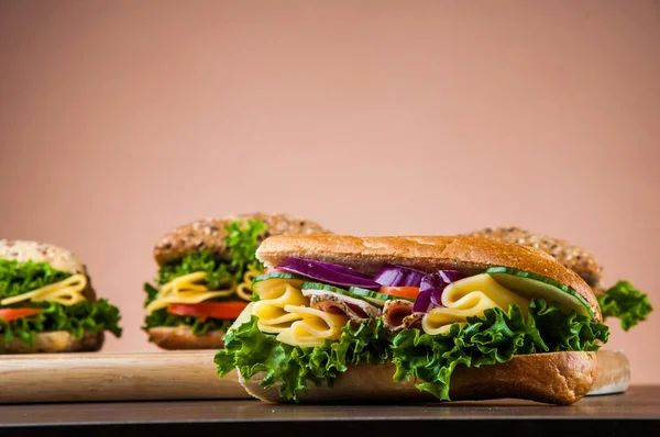 Tema saturado de almoço leve com sanduíche — Fotografia de Stock