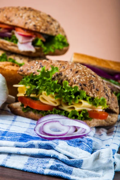 Natuurlijke ingrediënten, traditionele sandwich — Stockfoto