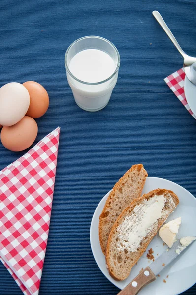 Biologisch ontbijt met natuurlijke voeding — Stockfoto