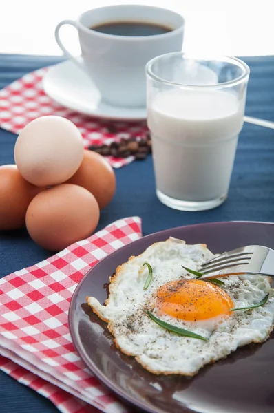 Ochtend concept met ontbijt, natuurlijke thema — Stockfoto