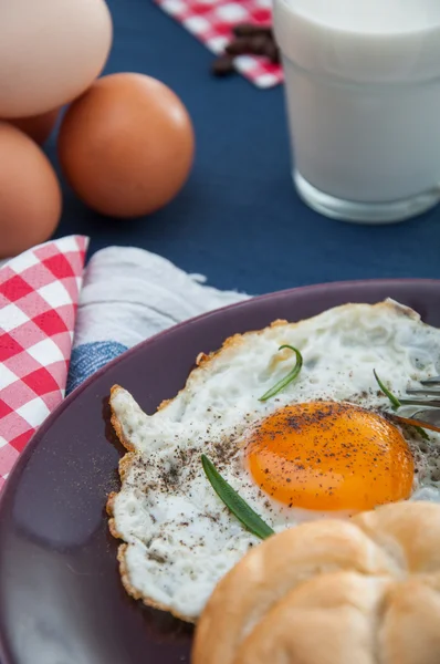 Мягкая легкая тема завтрака с яйцом — стоковое фото