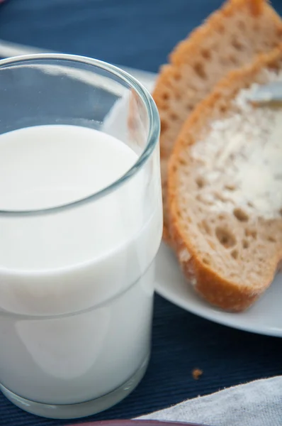 Tema colazione morbida con latte, uova — Foto Stock