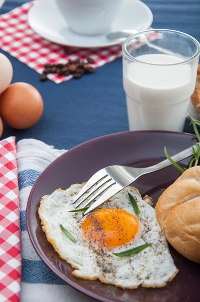 Мягкий завтрак с молоком, яйцом — стоковое фото