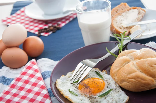 Яркая концепция завтрака с яйцом — стоковое фото