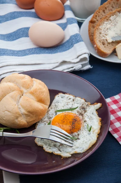 Heldere concept van ontbijt met ei — Stockfoto