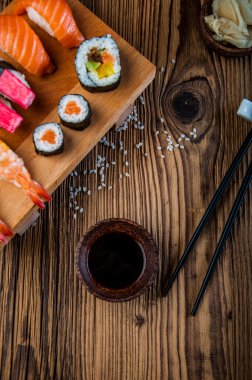 Harika sushi set, oryantal Tema eski ahşap tablo