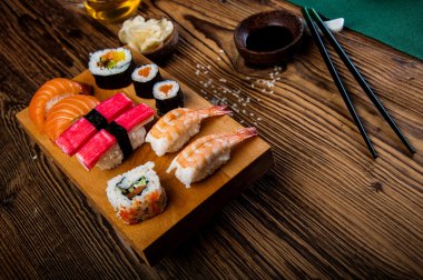 Harika sushi set, oryantal Tema eski ahşap tablo