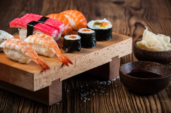 Sushi oriental fresco y sabroso, tema japonés — Foto de Stock