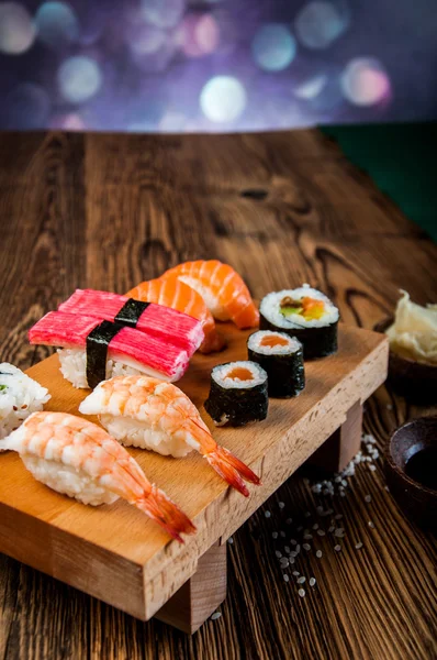 新鮮でおいしいオリエンタル寿司、日本をテーマ — ストック写真