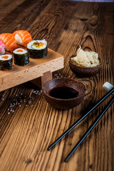 新鮮でおいしいオリエンタル寿司、日本をテーマ — ストック写真