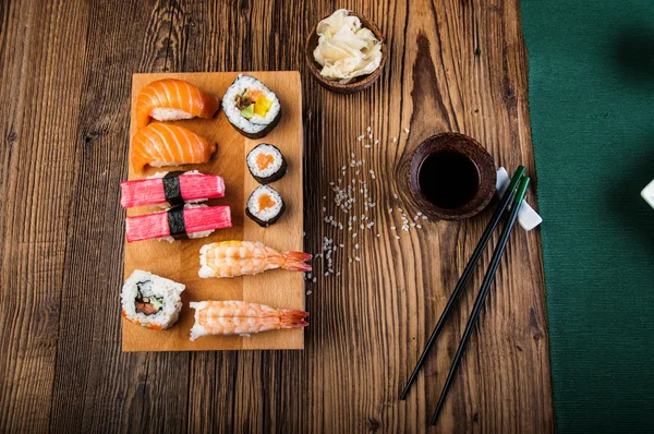 Skvělé sushi set, orientální motiv na starý dřevěný stůl — Stock fotografie