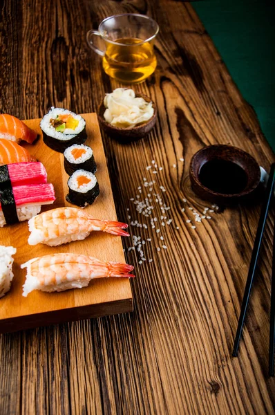 素晴らしい寿司セット、古い木製のテーブルに東洋のテーマ — ストック写真