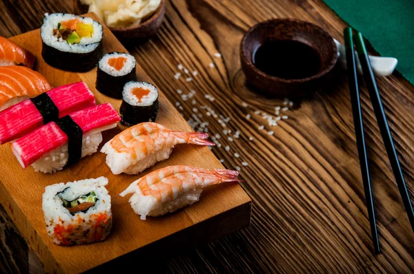 Conjunto de sushi maravilhoso, tema oriental na mesa de madeira velha — Fotografia de Stock