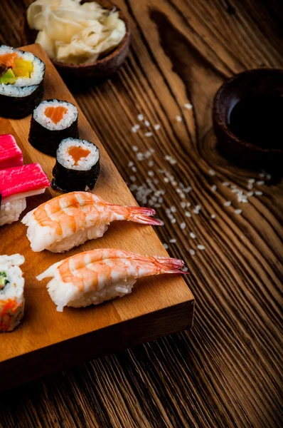 Skvělé sushi set, orientální motiv na starý dřevěný stůl — Stock fotografie
