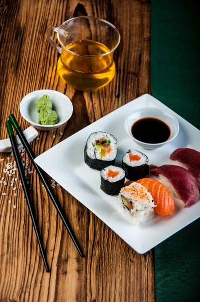 Sushi giapponese sul vecchio tavolo di legno — Foto Stock