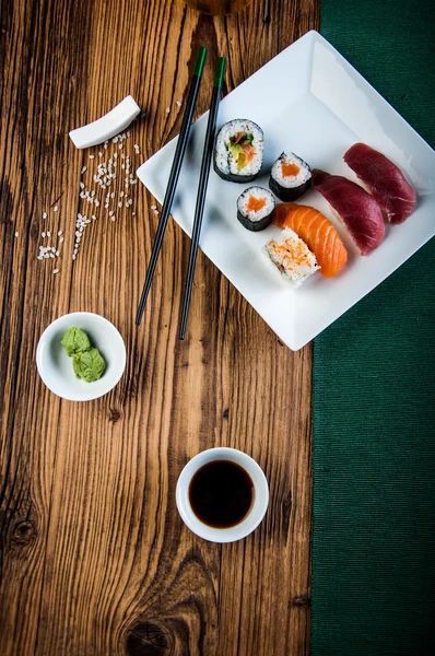 Sushi giapponese sano e gustoso con frutti di mare — Foto Stock
