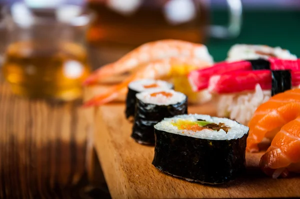 和食のランチ、新鮮な寿司セット — ストック写真