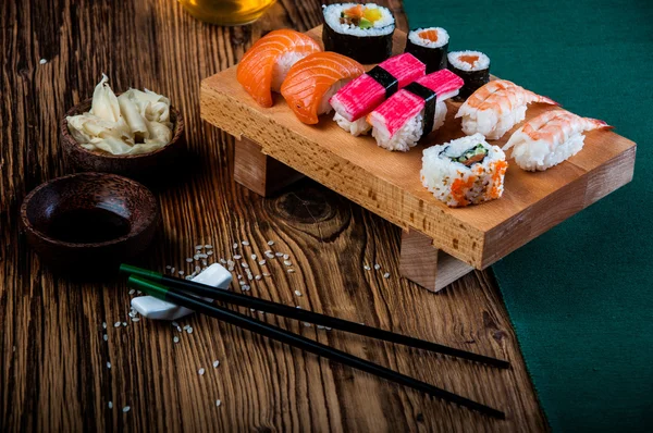 Japon yemeği, taze sushi set