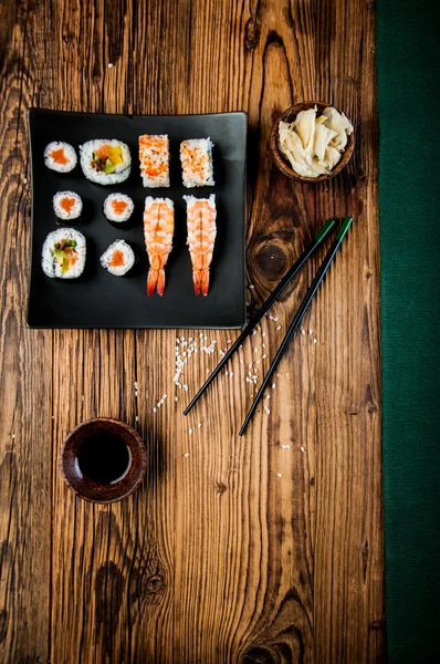 Giapponese gustoso sushi set — Foto Stock
