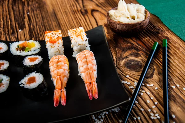 Japonés sabroso sushi conjunto — Foto de Stock