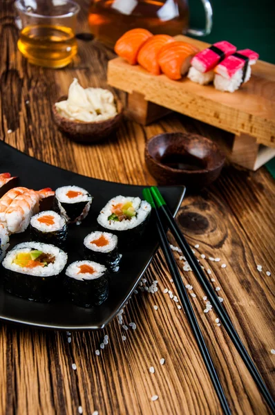 Renkli lezzetli sushi — Stok fotoğraf