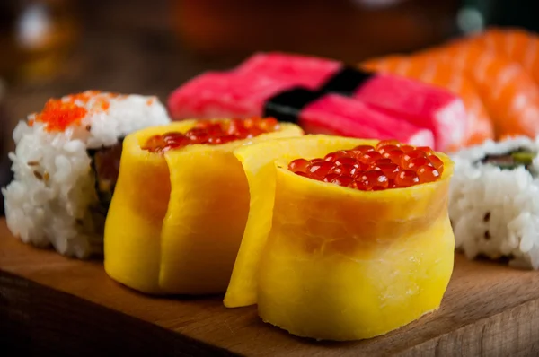 Красочные вкусные суши — стоковое фото