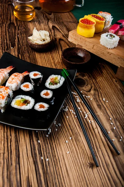 Sağlıklı, lezzetli ve taze sushi set — Stok fotoğraf