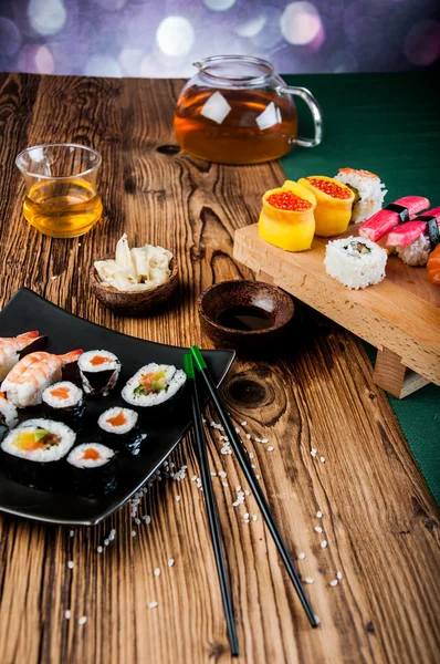 Chutné, čerstvé a zdravé sushi set — Stock fotografie