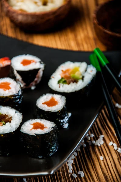 Sağlıklı, lezzetli ve taze sushi set — Stok fotoğraf