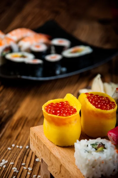 Kolorowe orientalne sushi — Zdjęcie stockowe