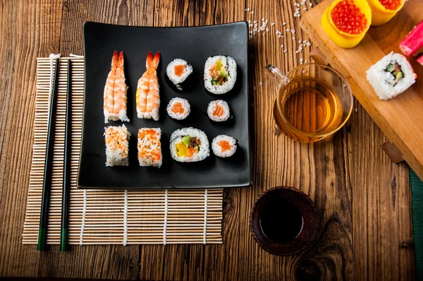 Oryantal Japon suşi deniz ürünleri ile ayarla — Stok fotoğraf