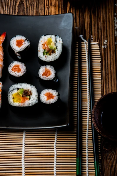 Oriental japonés sushi conjunto con mariscos — Foto de Stock