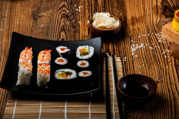 Восточные японские суши с морепродуктами — стоковое фото