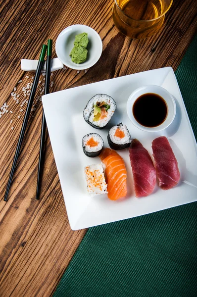 Sushi japonais sur la vieille table en bois Images De Stock Libres De Droits