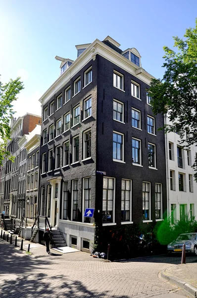 Incríveis ruas antigas de Amsterdã, arquitetura europeia — Fotografia de Stock