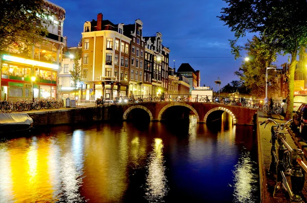 Vacker gammal arkitektur i amsterdam — Stockfoto