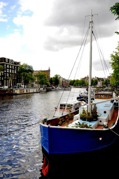 Vacker gammal arkitektur i amsterdam — Stockfoto